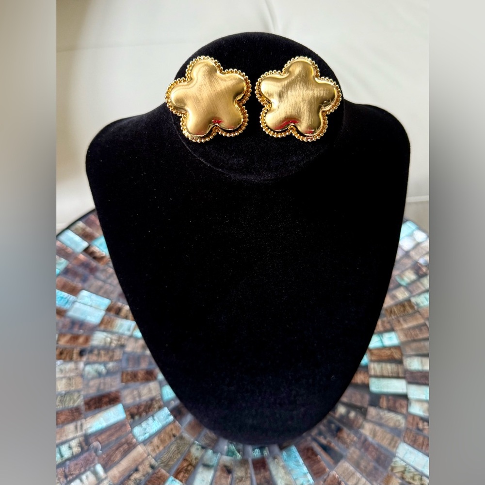 Chic Gold tone Flower Stud Earrings